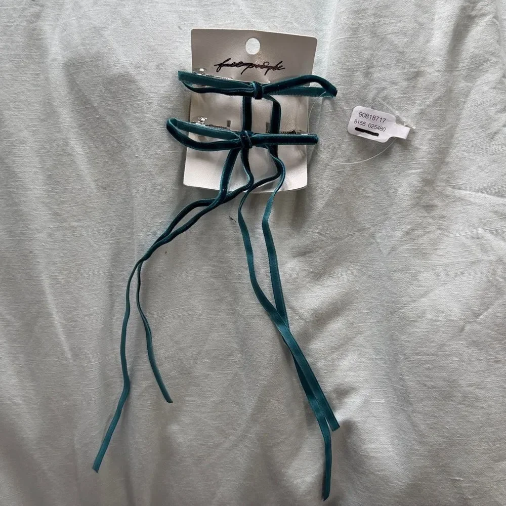 Free People Set of Velvet Ribbon Hair Bows